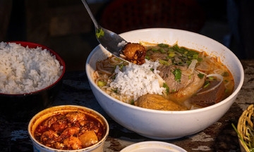 Bun bo with cold rice: a 30-year-old eatery in Hue