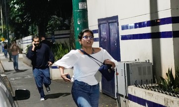 The story behind the photo of a Venezuelan girl fleeing US fire