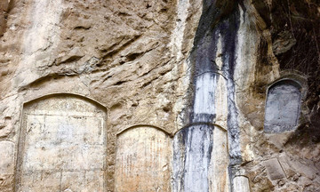 Rock inscriptions in Kinh Chu Cave: a national treasure