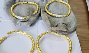 Woman discards 80 chi of smuggled gold on road, fearing arrest