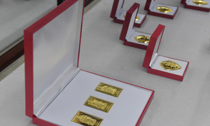 Gold bar prices reverse course, drop nearly 1 million VND