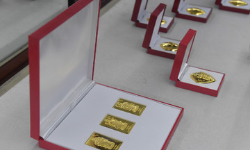Gold bar prices reverse course, drop nearly 1 million VND