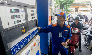 Fuel prices drop to near 18,500 VND per liter