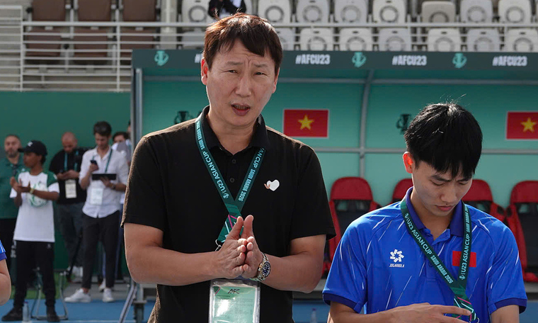 Coach Kim always wears black in Vietnam's matches