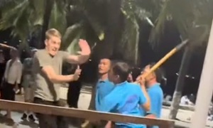 Bar staff threatening customers with shovels fined 50 million VND