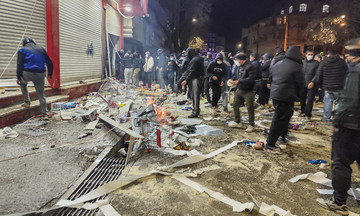 Iran 'loses internet connection' as protests spread