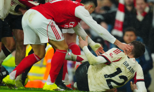 Gabriel Martinelli shoves injured Liverpool player