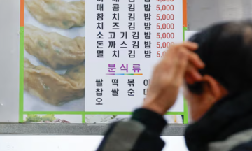 Korean office workers flock to markets for affordable lunch