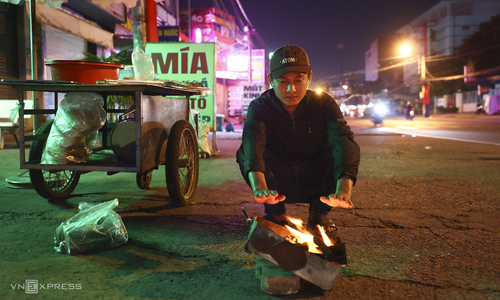 Ho Chi Minh City residents bundle up as temperatures drop to 17 degrees Celsius