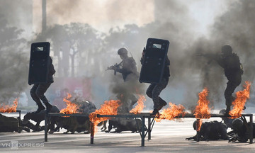 1,000 police officers showcase strength at deployment ceremony to protect Party Congress