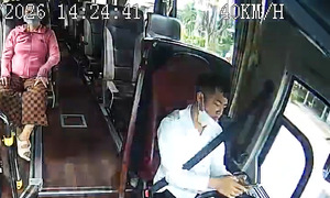 Driver fined 5 million dong for releasing steering wheel to check phone