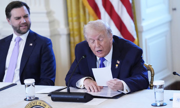 President Trump reads private note from Secretary Rubio aloud during meeting
