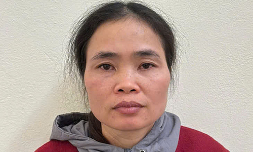 Woman pushes husband's aunt, steals earrings