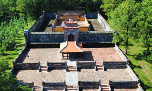 Unauthorized *nha ruong* structure at empress dowager Tu Du's tomb to be dismantled
