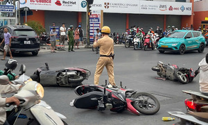 Car crashes into motorbikes in Ho Chi Minh City, three injured