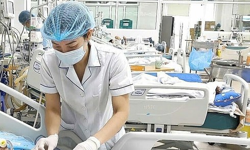 Father contracts chickenpox from child, develops severe pneumonia and septic shock