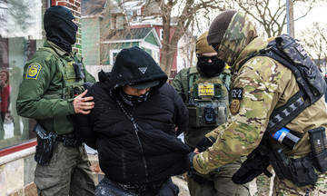 US deploys hundreds more agents to Minneapolis after fatal shooting