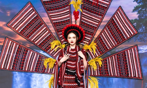 Thu Ngan showcases costume honoring Chau Ro people's culture