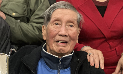 Artist Hong Ky, baby Xe Xe wish musician Pham Tuyen a happy birthday