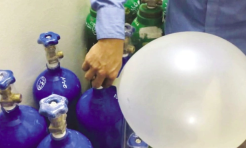 20-year-old girl secretly brings laughing gas tank to psychiatric examination