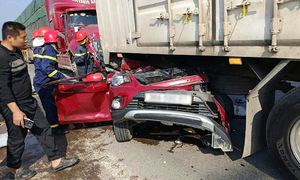 5-seater car crushed in multi-vehicle pile-up, three injured
