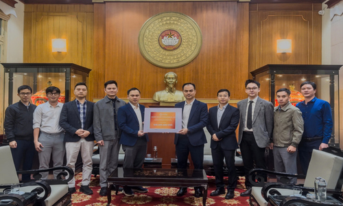 Solis contributes 500 million dong to support flood-affected residents