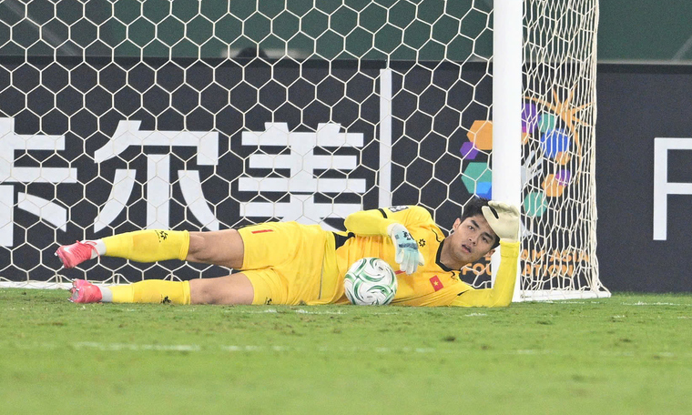 Vietnamese goalkeeping community impressed by Trung Kien's performance