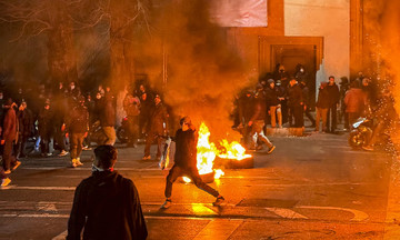 Days of protests grip Iran