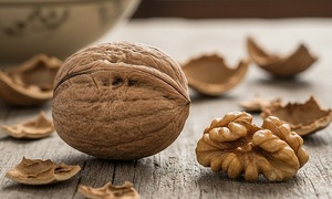 Why you should eat nuts when losing weight