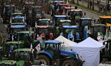 French farmers drive hundreds of tractors to paris in protest