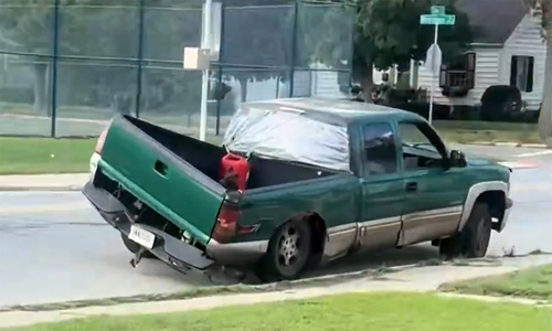 Severely damaged car still driven on road without penalty