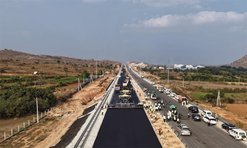 Highway nearly 30 km long sets Guinness record for asphalt paving in 24 hours