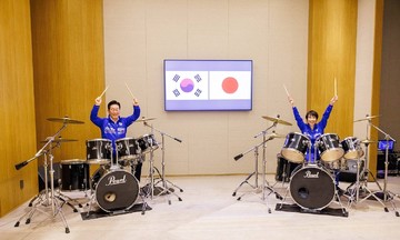 South Korean president and Japanese prime minister play drums