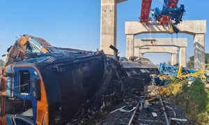 Crane falls on Thai train, at least 22 dead