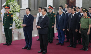 Party and state leaders, former leaders pay respects to general Le Van Dung