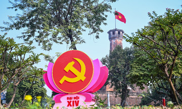 The capital city is adorned to welcome the 14th National Party Congress