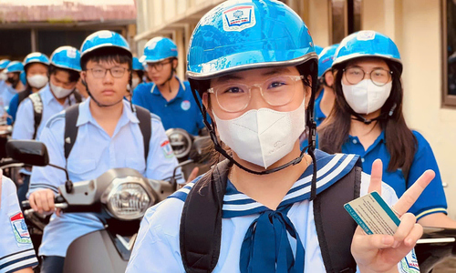 School praises top 10 early students, sparks online buzz