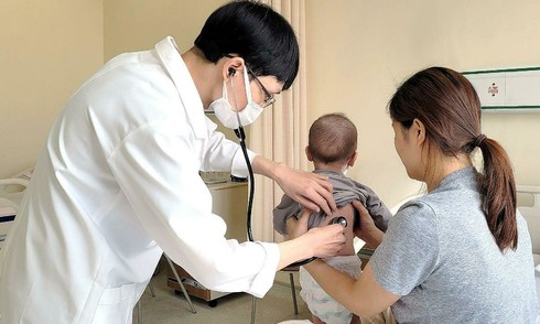 Boy infected with staphylococcus aureus from small chest pimple