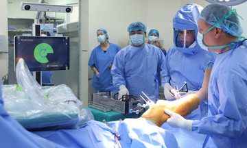 First robotic total knee replacement surgery performed in Vietnam