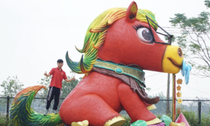 Bac Ninh man crafts giant horses for Tet Binh Ngo