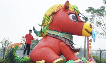 Bac Ninh man crafts giant horses for Tet Binh Ngo