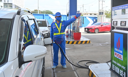 Gasoline price approaches 19,000 VND per liter