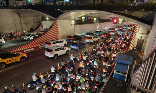 Thu Thiem tunnel experiences prolonged congestion after 4-car pile-up