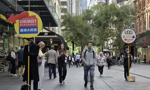 Young Chinese seek employment abroad