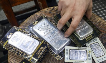 Individual investors pour record funds into silver