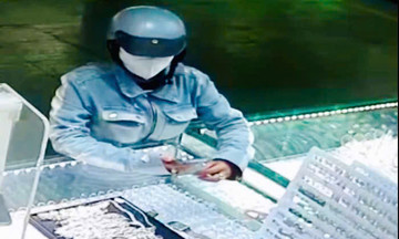 The tactics of a woman stealing jewelry from multiple gold shops