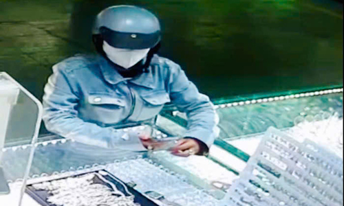 The tactics of a woman stealing jewelry from multiple gold shops