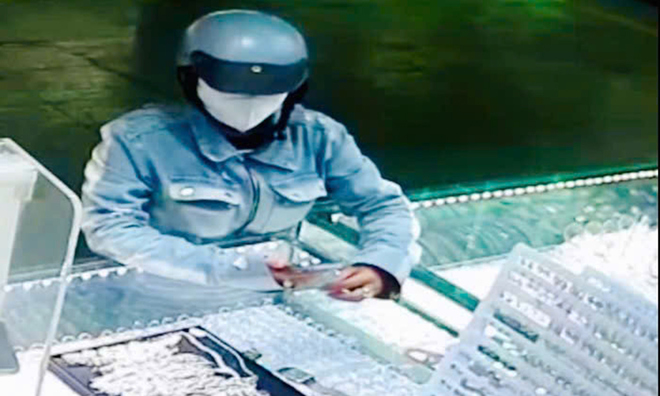 The tactics of a woman stealing jewelry from multiple gold shops