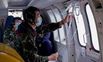 Helicopter flies through the night to rescue comatose young man in Truong Sa
