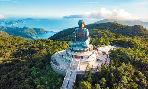 Visiting a century-old monastery and a 34 m Buddha statue in Hong Kong